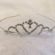 Gorgeous Silver Rhinestone Tiara Hair Band. Sparkly Rhinestones. Nwt Please Message Me With Any Questions! Apple Dance, Panama Wedding, Small Tiara, Sweet 16 Tiara, Freshers Party, Tiara Hair, Birthday Tiara, Diamond Accessories, Silver Tiara