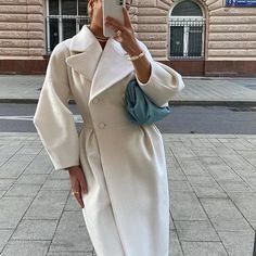 Super Chic Runway Style Coat Only For Fashionistas! Super Comfortable And Not Heavy. Loose Fit Style But Falls Nicely To Fit Accordingly No Pockets No Lining Snow White Color Church Outfit Fall, Mode Mantel, Elegante Y Chic, Coat Women Fashion, Long Wool Coat, Maxi Coat, Long Trench Coat, Estilo Chic, White Coat