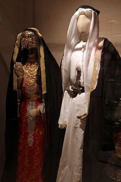 Emirati Traditional Clothes, Kuwait Traditional Clothes, Arabic Crown, Iraqi Clothing, Yemen Clothes, Traditional Egyptian Clothing, Arabic Clothes, Arabic Outfit, Official Dress