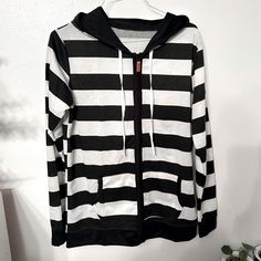 Lightweight Striped Hoodie, New Without Tags. Casual Striped Hooded Top, Striped Hooded Tops For Fall, Striped Hoodie, Colorful Hoodies, Things To Buy, Womens Tops, Black White, Sweatshirts Hoodie, Black And White