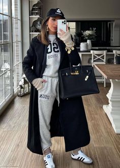 Wondering what to wear with grey sweatpants for female? Check this post for 40+ chicest grey joggers and grey sweatpants outfit ideas to elevate your style. Joggers And Coat Outfit, Jogger Suit Outfit Women, Grey Sweatpants Women Outfit, Grey Sweat Pants Outfit Winter, Grey Sweatsuit Outfits Women, Gray Jogger Pants Outfit Women, Gray Coat Outfit Casual, Seville Outfits, Grey Joggers Outfit Women