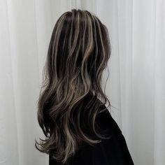 Black Hair Hair Dye Ideas, Y2k Highlights Hair Short, Hair Inspo Color Layers, Long Layered Hair Highlights, Blond Black Highlights, Brunette Hair Hazel Eyes Pale Skin, Asian Grunge Hair, Blonde Ends On Brown Hair Short, Skunk Hair Layered