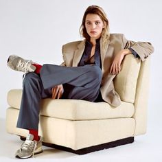 Vogue France, Brand Campaign, Comfy Chic, Androgynous Fashion, Carrie Bradshaw, 가을 패션, How To Pose, Best Sneakers, Vogue Paris