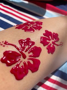 Henna Flower Simple, Hibiscus Face Paint, Pink Henna Designs, Cute Body Drawing, Funny Henna, Coquette Henna, Drawing On Your Hand, Back Henna Tattoo, Hibiscus Flower Henna