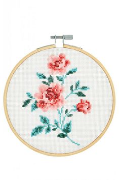 a cross stitch pattern with flowers on it