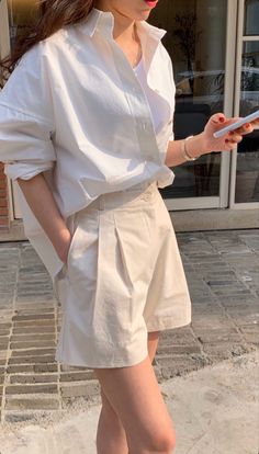 Minimal Shorts Outfit, Casual Oversized Shirt Outfit, Short Sleeve Button Up Shirt Outfit, Bus Outfit, Minimal Ootd, Inverness, Mode Inspo, 가을 패션