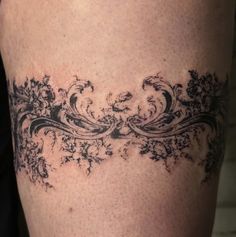 a woman's thigh with an intricate design on it