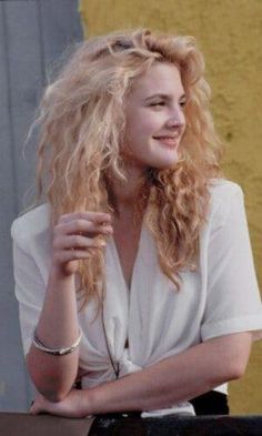 The 90s are back and I'm loving these gorgeous 90s haircuts! From layered blowouts to tight curls, these 90s hairstyles are easy to do and are trending. Hairstyle 90s, Drew Barrymore 90s, Drew Barrymore Style, 90s Style Icons, Photography 90s, Look Grunge, 80s Hair, Drew Barrymore