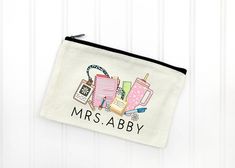 * This personalized name  pencil bag is the perfect gift for your teacher's , *The bag measures 8.3 x 5 inch and is machine washable. ** You can send us your very own design ideas , logos or sayings. We love custom orders! *Printed using special sublimation ink and a heat press. *Made from 100% polyester *  Eco-friendly. *Come check out all our bags and other gifts here:  https://www.etsy.com/shop/pinkbow89?ref=seller-platform-mcnav *HOW TO PLACE YOUR ORDER - Enter the following information in t School Pencil Cosmetic Bag With Zipper, Pencil-shaped Cosmetic Bag With Zipper For Back To School, Back To School Zipper Pouch Cosmetic Bag, Back To School Rectangular Zipper Pouch Stationery, Back To School Zipper Pouch For School, Rectangular Pencil Case For End Of School Year, Back To School Zipper Pouch Stationery For Personal Use, End Of School Year Personal Zipper Pouch Pencil Case, Rectangular Educational Pencil Case With Zipper