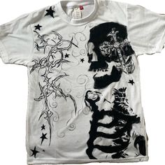 this t shirt has a unique emo cyber skull and stars design, hand painted using fabric ink fits a size medium T Shirt Prints Aesthetic, Punk T Shirt Design, Painting On A Shirt, T Shirt Back Print Design, Skull Shirt Design, Male Shirt Design, Diy Shirts Painting, Custom T Shirts Ideas, Diy Grunge Shirt