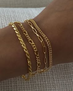 Bracelets On Wrist, Pretty Stacks, Gold Jewelry Bracelets, Accessories Styling, Nail Jewelry, Jewelry Fashion Trends, Classy Jewelry, Jewelry Essentials