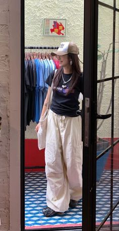 Wide Body Outfits, Japan Outfits Summer, Japan Outfit Summer, Korean Outfits Ideas, Tailored Pants Outfit, Off Duty Outfits, Downtown Outfits, Fashion Images