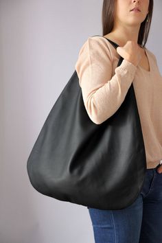 Oversized bag - hobo bag black The hobo bag can be worn as a shoulder bag . Spacious interior provides room for all the daily essentials and more. This bag is perfect as your everyday bag, which can fit an IPAD, A4 files, books, magazines, cosmetic bag as well as many accessories. * Different colors * Waterproof * Easy to clean * Includes internal pockets for mobile phone and other small items. * Top closure magnet for security Height from top of handle to base: 66cm (26inches) Width at widest p Large Hobo Bag, Soft Leather Bag, Oversized Bag, Handbag For Women, Black Handbag, Leather Duffle, Boho Bags, Top Sewing Pattern, Leather Hobo Bag