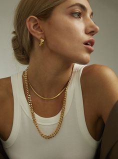 Accessories And Outfits, Midsummer Jewelry, Chunky Necklace Aesthetic, Chunky Chain Necklace Outfit, Necklace Photoshoot Ideas, Necklace Poses, Chunky Jewelry Outfit, Gold Chunky Jewelry, Chunky Necklace Outfit