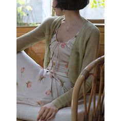 <Color>



 off white

 purple

 Light green






 <Size>





 S size



 Length: 38cm

 Shoulder width: 34cm

 Bust: 90-93cm

 Sleeve length: 56cm




 M size



 Length: 39cm

 Shoulder width: 35cm

 Bust: 93-98cm

 Sleeve length: 59cm













 <Material>



 Biscole

 polyester






 <Model worn>



 Wearing size



 M size




 model dimensions



 Height: 170cm

 Weight: 55kg

 Bust: 84cm

 Waist: 65cm

 Hips: 94cm Soft Pink Flowers, Vestidos Retro, Ranunculus Flowers, How To Tie Ribbon, Purple Light, Ranunculus, Cropped Cardigan, Color Rosa, Light Red