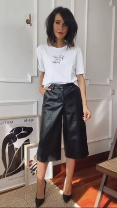 Culottes Outfit 2023, Faux Leather Culottes Outfit, Leather Culottes Outfit, Culottes Shorts Outfit, Bermuda Shorts Outfit Summer, Leather Culottes, Culottes Outfit, Sporty Chic Style