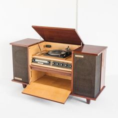 an old fashioned record player is open and ready to be used as a stereo system