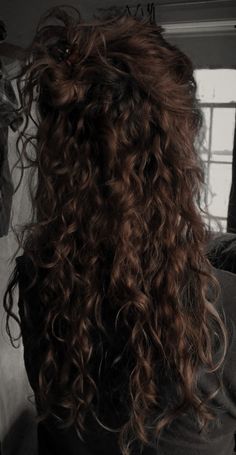 One Braid Curly Hair, Irish Curly Hair, 2000s Chunky Highlights Curly Hair, Curly Hair With Beanie, Hair Looks Curly, Medium Short Curly Hair, Long Curly Hair With Layers, Hairstyles For Curly Wavy Hair, Book Character Aesthetic