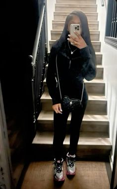 @𝐒𝐀𝐑𝐈𝐄𝐕𝐋𝐎𝐆𝐒 , , Ksubi Outfit, Chill Outfits For School, Winter Chill Outfits, Cute Chill Outfits, All Black Outfits, Cute Highschool Outfits, Fly Fits, Mirror Pics, Cute Lazy Day Outfits