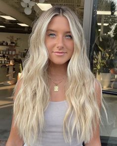 Blonde Hair Color Ideas One Color, Cute Blonde Hair Highlights, Blonde Hair With Dark Roots And Money Pieces, Icy Honey Blonde Hair, Beautiful Blonde Hairstyles, Blonde Smudged Root, Platinum Beach Blonde Hair, Beach Blonde Hair Highlights, Blonde Hair Color Ideas Medium Length 2023