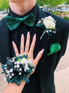 Cute Corsage Prom, Emerald Quinceanera Chambelanes, Emerald Green Hoco Dress Couple, Hoco Corsage And Boutonniere Green, Tux To Match Emerald Green Prom Dress, Dark Green Prom Couple Outfits, Green Prom Dress Couple Pictures, Matching Homecoming Couples Green, Green Prom Theme Couple