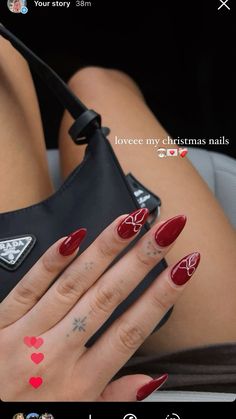 Christmas Nail Designs Aesthetic, Nail Art Oval Shape, Red Nails With Pink Bow, Red Christmas Nails Aesthetic, Nails Bow Christmas, Winter Biab Nail Ideas, Red Nails Pink Bow, Almond Nails Designs Bow, Christmas Nail Art Aesthetic