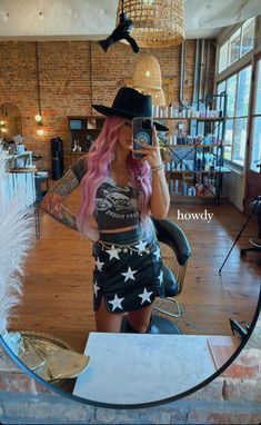 Trendy Hairdresser Outfit, Neon Western Outfit, Ally Nicole Outfits, Patterned Outfits, Hairstylist Outfits, Pattern Outfits, Outfits Edgy