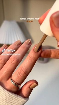 Toffe Chrome Nails, Fall Nail Designs Aesthetic, How To Do Chrome Gel Nails, Beige With Chrome Nails, Gel Nail Chrome Designs, Brown With White Chrome Nails, Chrome Nails Tan Skin, Autumn Aesthetic Nails Short, Chrome Nails For Fall 2024