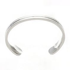 Este elegante brazalete de acero inoxidable es el accesorio que completa cualquier look. El diseño atrevido y abierto hace una declaración contemporánea, ya sea que seas un pionero del estilo o un vestidor más discreto. Muestra tu lado deportivo y añade brillo a cualquier conjunto con este versátil objeto de acero.
Especificaciones: 
Metal: Acero inoxidable
Color: Tono plateado
Acabado: Pulido
Peso total: 19,38 g 
Dimensiones: 0,41" | 10,5 mm
Diámetro: 2,44" | 62 mm
Compañeros de armas, BERML te ofrece los brazaletes de acero inoxidable listos para la guerra que cada batalla requiere. Forjado para una acción incansable, el acero elimina los cierres débiles y, en cambio, apuesta por una resistencia irrompible. 
Pasa una mano por el pulido suave o echa un vistazo a nuestras tomas de metales Modern Adjustable Bangle With Polished Finish, Modern Cuff Bangle With Polished Finish, Modern Polished Cuff Bangle, Modern Adjustable Stainless Steel Bangle, Modern Silver Open Cuff Bangle, Modern Open Cuff Silver Bangle, Modern Metal Cuff Bangle, Modern Silver Open Cuff Bracelet, Modern Metal Cuff Bracelet