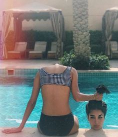 Pool Poses Photo Ideas Best Friends, Funny Beach Pictures, Bff Pics, Summer Picture Poses, Beach Humor, Pool Picture, 사진 촬영 포즈, Foto Tips, Bff Pictures