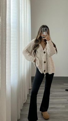 Discover cozy and stylish fall yoga pants outfits that are perfect for layering and cool-weather looks. Cozy Fall Outfits, Cozy Outfit, Outfit Goals, Winter Fashion Outfits, Fall Winter Outfits