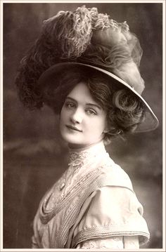 Vintage Gibson Girl Photo. They didn't wear much make up but I love the way they look! Lily Elsie, Edwardian Hat, Vintage Foto's, Merry Widow, Anna Pavlova, Victorian Hats, Portrait Vintage, Look Retro