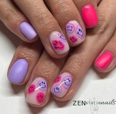 2000s Inspired Nails Wavy Smiley Face Nails, Happy Nail Ideas, Rainbow Smiley Face Nails, Hot Pink Smiley Face Nails, Preppy Smiley Face Nails, Happy Face Nails Art, Smiley Face Nails Aesthetic, Pink Smiley Nails, Pink Smiley Face Nails