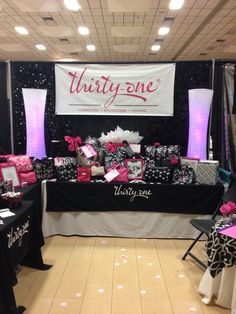 the tables are set up with black and pink decorations