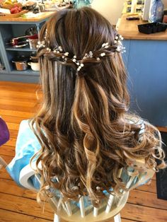 Chic Kids’ Graduation Hairstyles: Braids, Curls & Caps for All Hair Types Hair Ideas For Junior Bridesmaids, Sweet Sixteen Hairstyles For Medium Hair, Flowergirl Wedding Hairstyles, Little Flower Girl Hair Styles, Flowergirl Hairstyle Natural Curly Hair, Junior Bridesmaid Hair Half Up, Grade 8 Graduation Hairstyles