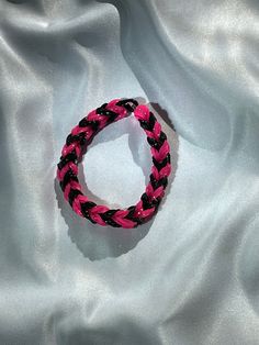 Pink and black rubber band bracelet Hello Kitty Rubber Band Bracelet, Rubberband Bracelets Ideas, Loom Bracelet Patterns Rubber Band, Rubber Band Bracelet Color Ideas, Rubber Band Bracelet Ideas, Diy Rubber Band Bracelet, Bracelets Rubber, Black Rubber Band, Bracelet Stuff