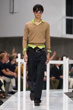 Menswear Spring Summer 2025  Image Credits: Launchmetrics/Spotlight Grey Sweat Shorts, Prada Menswear, 2025 Fashion Trends, Prada Spring, Grey Sweats, It Boy, Mens Outfit Inspiration, 2025 Fashion, Man Style