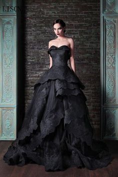 Groovy Wedding, Couture Dior, Black Wedding Dress Gothic, Rami Kadi, Wedding Dress Black, Black Wedding Gowns, Gothic Mode, Trending Wedding, Pearl Flowers