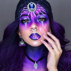 Makeup lovers unite 💕 on Instagram: “Fortune teller makeup by @vilcreates 🔮 #makeupart #artisticmakeup #bretmansvanity #abstractart #anastasiabeverlyhills #norvina #hudabeauty…” Medusa Halloween Costume, Halloween Make-up Looks, Halloween Parejas, Red Lipstick Makeup, Witch Makeup, Halloween Makeup Inspiration, Halloween Costumes Friends, Creative Costumes