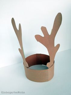 a paper crown with deer antlers on the top and bottom is made out of cardboard