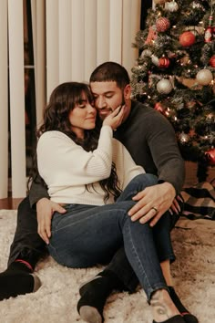 At home christmas couples photos are probably some of my favorite to shoot right nowIt's intimate photos that you can take in the comfort of your own homeThe couple opted for a cozy and casual outfit to tie in their warm Christmas photos by the treeClick the link so you can book your session with me Couple Poses In Front Of Christmas Tree, Home Christmas Photoshoot Couple, Christmas Tree Couple Pictures Indoor, At Home Christmas Photoshoot Couple, Megan Photoshoot, Couple Christmas Pictures At Home, Christmas Photoshoot Couples, At Home Christmas Photoshoot, Christmas Aestethic