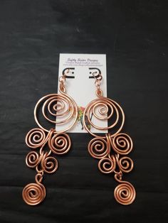 Beautiful copper colored aluminum wire, abstract and spiral wrapped design, lightweight, lightly hammered, earrings are a totally unique design and are 5 inches long with leverback earwires. Please come back and visit to check for new unique designs. For more styles visit my Etsy shop: www.etsy.com/shop/SoftlySisterDesigns Aluminum Wire Jewelry, Aluminum Earrings, Wire Wrap Jewelry Designs, Bijoux Fil Aluminium, Aluminum Jewelry, Loc Jewelry, Earrings Wire, Wrapped Earrings, Wire Wrapping Crystals