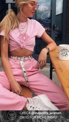 This aesthetic cute fit has some strong spring vibes. The graphic tee and the pants fit perfectly toghter and the white accessories, sneakers and belt, make the look even mote nice. Visit our instagram @inspofits_women for daily new inspirig posts! White Accessories, Pants Fit, Aesthetic Cute, Cute Fit, Pants White, Spring Vibes, Pink Pants, Spring Season