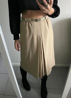 It's a Vintage 70s preppy beige belted midi cute minimal skirt. Pleated in front. Knee length. Lined. Great design. Size: S. Material: 70% wool, 30% viscose. Great vintage condition. Model's height 178 cm / 5'8". MEASUREMENTS: Waist doubled: 26 inch / 68 cm. Hips doubled: 39 inch / 100 cm. Length: 28 inch / 72 cm. Worldwide shipping. Shipping takes to: USA 7-14 days.  EU 4-7 days. Others countries 7-14 days. Minimal Skirt, 70s Preppy, College Skirt, Retro Skirt, Brown Skirt, Teacher Education, Brown Skirts, Education College, Skirt Belt