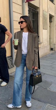 Intern Outfit Summer, Jeans Office Outfits Women, Office Outfits Women Jeans, Straight Jeans Outfit Casual, Corporate Girlie Outfits, Business Casual Outfits For Women Jeans, Casual Work Outfits Jeans Office Wear, Work Bag Aesthetic, Spring Work Outfits Office Chic