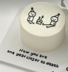 Cake Decor Ideas For Men, 90s Cake Design, Meme Birthday Cake Funny, Funny Birthday Cakes For Friends, Heartstopper Cakes, Cute Birthday Cakes Aesthetic, Birthday Cake Drawing Aesthetic, Birthday Cake Funny Ideas, Anime Bday Cake