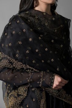 Velvet Dress Designs, Zari Embroidery, Good Earth, Bridal Dress Fashion, Kurti Designs Party Wear