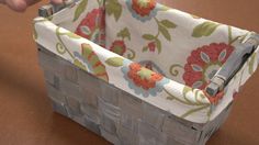 How to Make a Basket Liner Video demonstrates step-by-step how to make a fabric lining for decorative or storage baskets. Basket liners help protect the bask... Sewing Storage, Trendy Sewing, Sewing For Beginners, Diy Fabric