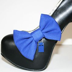 Hey, I found this really awesome Etsy listing at http://www.etsy.com/listing/158348639/doctor-who-tardis-shoe-clips Doctor Who Jewelry, Doctor Who Wedding, Doctor Who Christmas, Walking In Heels, Nerd Fashion, Geek Out, Geek Chic