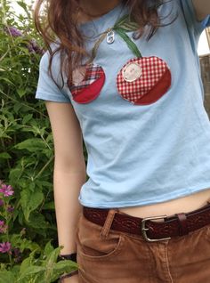 Upcycling Shirts Ideas, T Shirt Patchwork, Patchwork Shirt Ideas, Upcycle Outfits, Patching Clothes, Patched Pants, Patchwork Aesthetic, Patch T Shirt